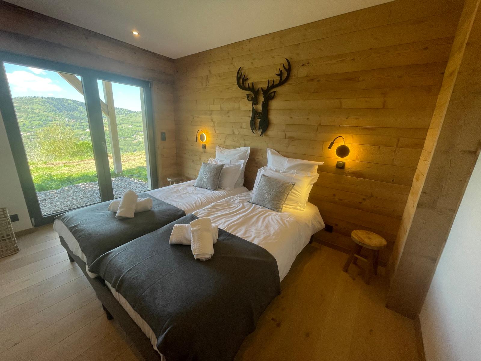 Chambre à deux lits simples avec vue sur la vallée